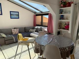 Appartements Les 2 freres - Vue mer panoramique solarium - les Sablettes : photos des chambres