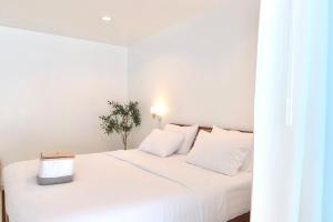 Beachfront Deluxe pool access room one-minute walk to Wonnapha beach FREE DISNEY PLUS