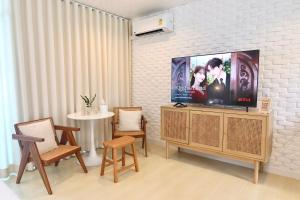 Beachfront Deluxe pool access room one-minute walk to Wonnapha beach FREE DISNEY PLUS