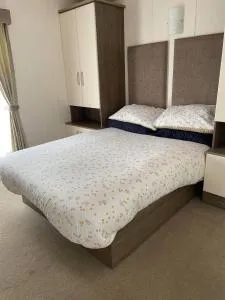 2 Bedroom Lodge - Honeysuckle 95, Trecco Bay - 纽顿
