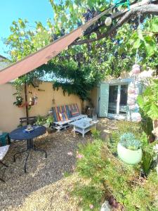 B&B / Chambres d'hotes Cocon Provencal - T1 25m2 - SdB - Terrasse privee & Acces Piscine a Saint Chamas : photos des chambres