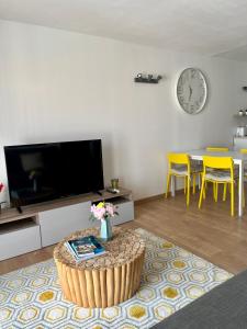 Perle rare à 250m de la plage ! Climatisé avec Parking, balcon & WiFi