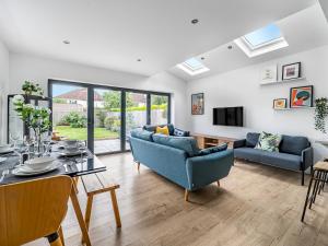 Stunning Modern 4 Bed with Parking and Garden - Pass the Keys