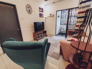 WHITE ON HOMESTAY CAMERON BY ICOLOR