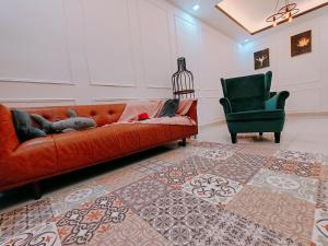 WHITE ON HOMESTAY CAMERON BY ICOLOR