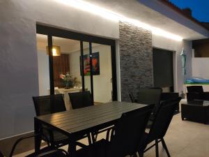 Villamolinos, villa con piscina privada.