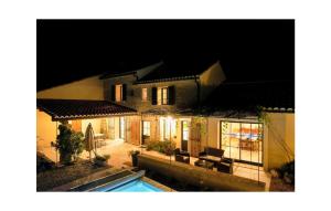 Maisons de vacances Nice Home In Violes With Outdoor Swimming Pool, Wifi And 3 Bedrooms : Maison de Vacances 3 Chambres 