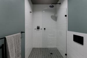 Ira - Luxury Apt with City & Mountain Views