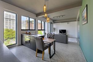 Ira - Luxury Apt with City & Mountain Views