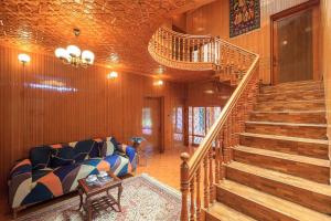 StayVista at Pinewood Villa - Pet Friendly Villa with Lawn & Pool Table