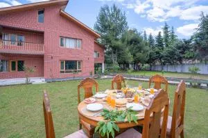 StayVista at Pinewood Villa - Pet Friendly Villa with Lawn & Pool Table - Gulmarg