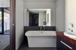 Rose - Luxury City living with views!