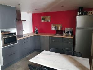 Appartements bnbgones - Le Desire - HYPER CENTRE VILLE - METRO Hotel de Ville a 1 mn : photos des chambres