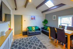 Headingley 2 Bedroom first floor cottage flat Near Universities shops& Park