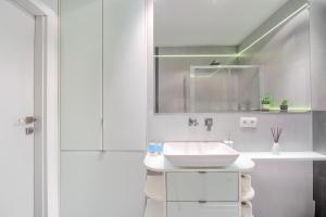 Warta River Loft Apartment by BookingHost