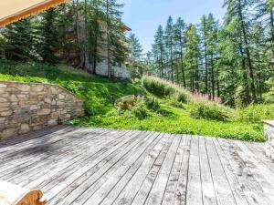 Élégant Appartement de Standing avec Terrasse et Accès Direct aux Pistes à Val-dIsère - FR-1-694-119