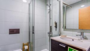 Luminous 2 BDR Apartment WPool by LovelyStay