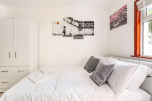 Stylish Ground Floor Garden Flat nr Central London