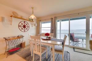 Beachfront Onekama Vacation Rental with Balcony!