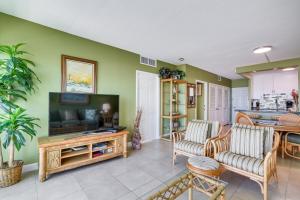 Galveston Getaway with Community Pool and Tennis Court
