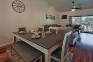 Inviting Branson Condo with Community Pool and Hot Tub