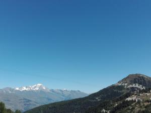Appartement rénové proche des pistes avec balcon et parking - FR-1-455-70