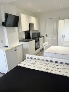 Modern Comfy One Bed Apartment - Free Parking - Steps