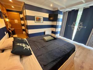 B&B / Chambres d'hotes Les 5 themes : photos des chambres