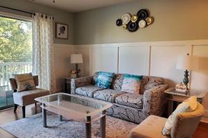 Lovely 1-bedroom Condo in River Oaks Golf Villa