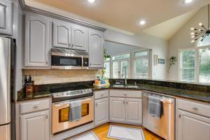 Grand Lakefront Home in Hartwell with Game Room!