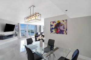 The Queen B! Water & Skyline Views - Renovated