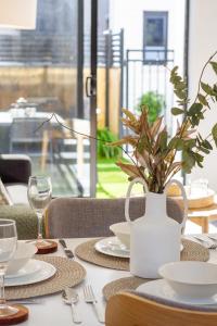 Modern Townhouse Cashel Street 2 bed 2 bath