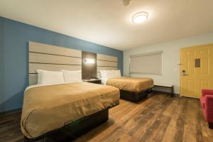 Queen Room with Two Queen Beds - Non-Smoking room in Econo Lodge Inn & Suites