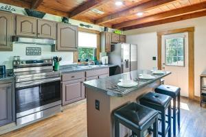 Creek, Trails and Falls! Rural Red River Gorge Cabin