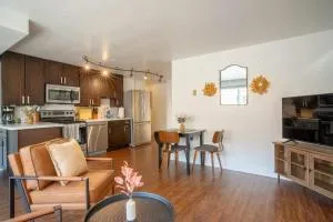 Seaside Serenity 1 BR Apt with balcony near Alki - Port Blakely