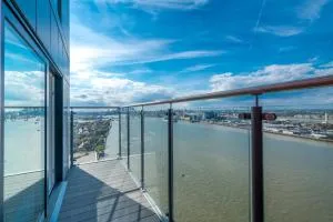 Skyvillion - London Skyview Apartments Overseeing River Thames by Woolwich Ferry, Near London Excel, O2 Arena, City Airport, Free WiFi & Free Onsite Parking, FANTASTIC RATES FOR LONGER STAYS - North Woolwich