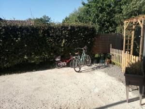 Maisons de vacances Petite maison avec jardin entre lac et village : photos des chambres