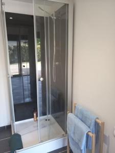 Petite maison avec jardin entre lac et village