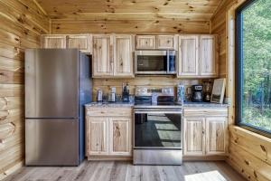Grand Vista View- Breathtaking Views, FREE tickets for each paid day, Hot Tub, WIFI