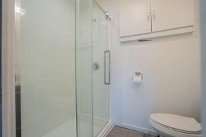 Lakefront cheerful 2 bedroom cottage house