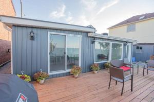 Lakefront cheerful 2 bedroom cottage house
