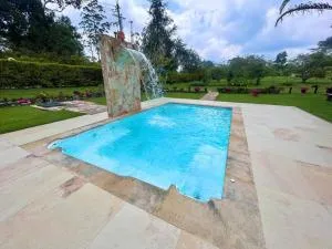 Cabaña amplia con piscina, naturaleza y cercana - Los Curos