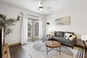 Luxe 2B/2B Getaway - Pool, Gym, Garage, Pet Wash - Leander