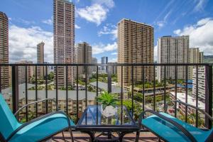 Palms Waikiki Hotel great location across beach PW925