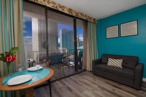 Palms Waikiki Hotel great location across beach PW925