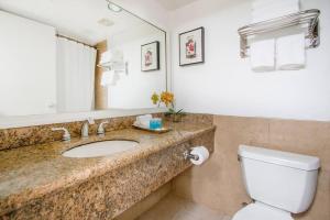 Palms Waikiki Hotel great location across beach PW925