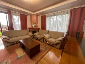 2nd Floor- 3BR camp John Hay Unit For Rent