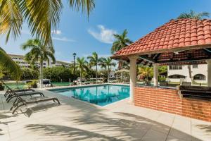 Stylish Lagoon front Villa by Casa Paraiso