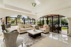 Stylish Lagoon front Villa by Casa Paraiso - 坎昆