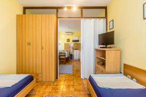 Apartments with parking space Njivice, Krk - 5325